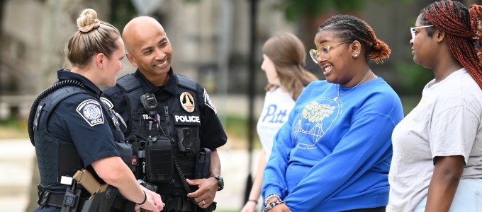 Pitt students talking with pitt police